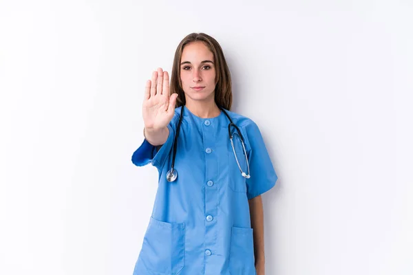 Junge Krankenschwester Isoliert Stehend Mit Ausgestreckter Hand Stoppschild Zeigt Verhindert — Stockfoto