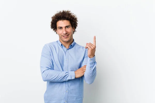 Joven Hombre Maduro Rizado Usando Una Camisa Elegante Sonriendo Alegremente —  Fotos de Stock