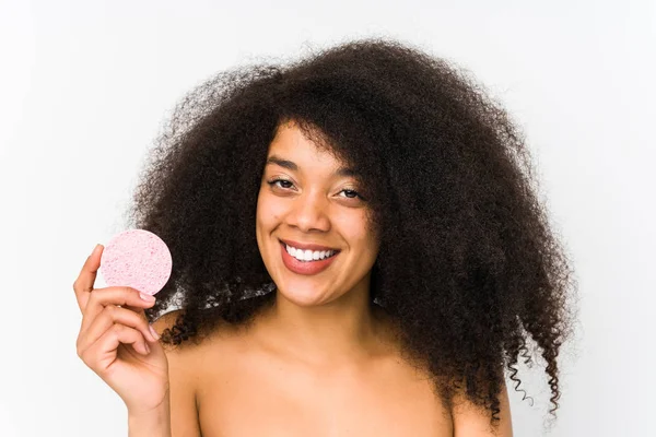 Joven Afro Mujer Sosteniendo Disco Facial Aislado Sonriendo Confiado Con — Foto de Stock