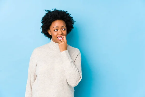 Mulher Afro Americana Meia Idade Contra Fundo Azul Isolado Relaxado — Fotografia de Stock