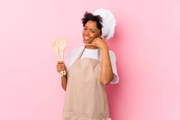 Jovem Africana Americana Cozinheiro Mulher Mostrando Gesto Chamada Telefone Móvel — Fotografia de Stock