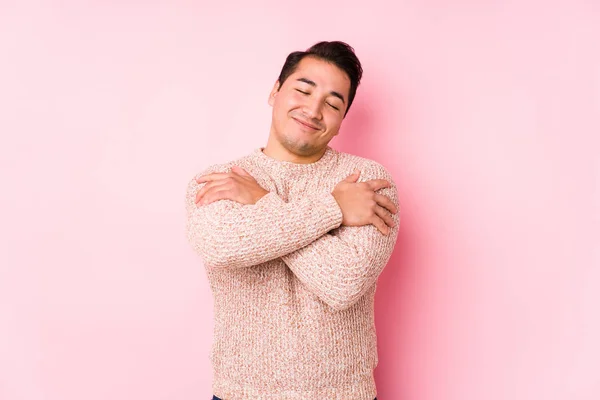 Νεαρός Καμπυλωτός Άντρας Ποζάρει Ροζ Φόντο Απομονωμένες Αγκαλιές Χαμογελαστός Ανέμελος — Φωτογραφία Αρχείου