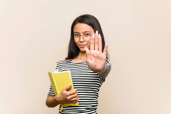 Junge Asiatische Studentin Hält Ein Buch Mit Ausgestreckter Hand Und — Stockfoto