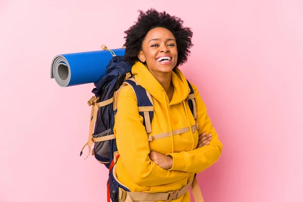 Jeune Afro Américaine Routard Femme Isolé Rire Avoir Plaisir — Photo