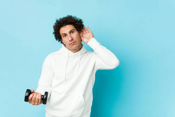 Sporty Uomo Holding Dumbbel Trying Listening Gossip — Foto Stock