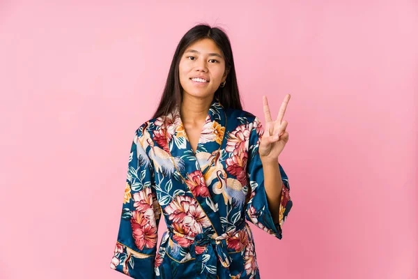 Joven Mujer Asiática Usando Pijama Kimono Mostrando Señal Victoria Sonriendo —  Fotos de Stock