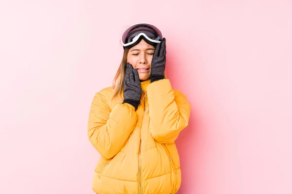 Mulher Branca Jovem Vestindo Uma Roupa Esqui Fundo Rosa Choramingando — Fotografia de Stock