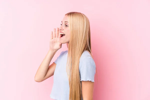 Joven Mujer Rubia Sobre Fondo Rosa Gritando Sosteniendo Palma Cerca —  Fotos de Stock