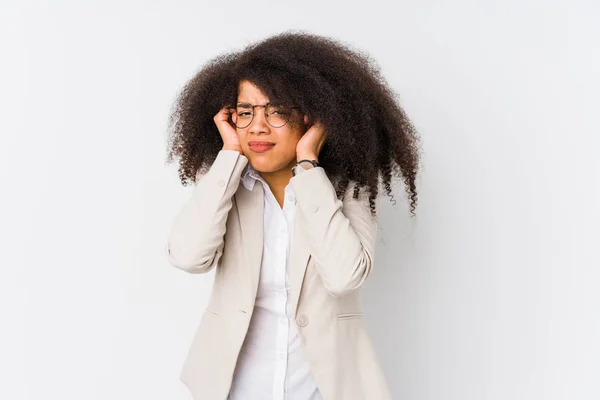 Joven Mujer Negocios Afroamericana Cubriendo Oídos Con Las Manos — Foto de Stock