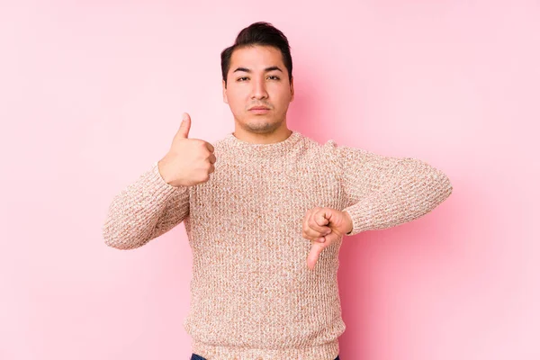 Joven Curvilíneo Posando Fondo Rosa Aislado Mostrando Pulgares Hacia Arriba —  Fotos de Stock