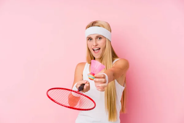 Mladý Blondýnka Žena Hrát Badminton Izolovaný — Stock fotografie