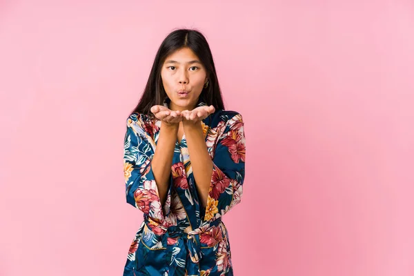 Joven Asiático Mujer Usando Kimono Pijama Plegable Labios Celebración Palmas —  Fotos de Stock