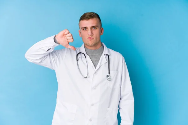 Jovem Médico Caucasiano Mostrar Gesto Antipatia Com Polegares Para Baixo — Fotografia de Stock