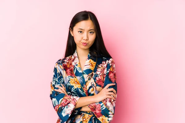 Giovane Donna Cinese Indossa Pigiama Kimono Isolato Volto Accigliato Dispiacere — Foto Stock