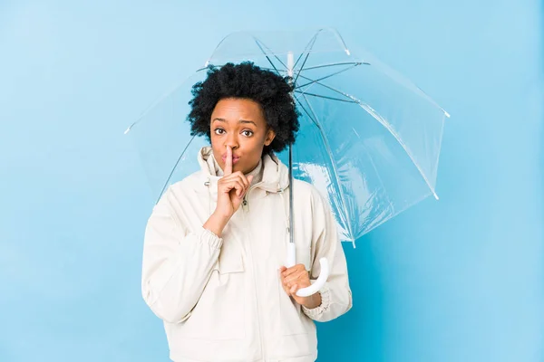 Jovem Afro Americana Segurando Guarda Chuva Isolado Mantendo Segredo Pedindo — Fotografia de Stock