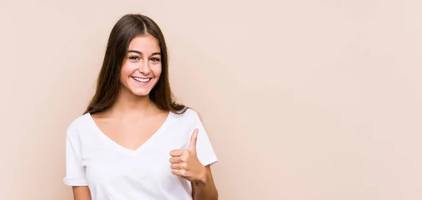 Joven Mujer Caucásica Posando Aislada Sonriendo Levantando Pulgar Hacia Arriba — Foto de Stock