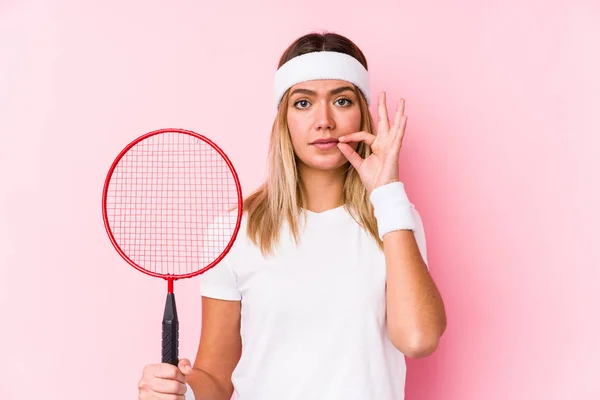 Młoda Kobieta Gra Badmintona Izolowane Palcami Ustach Utrzymanie Tajemnicy — Zdjęcie stockowe