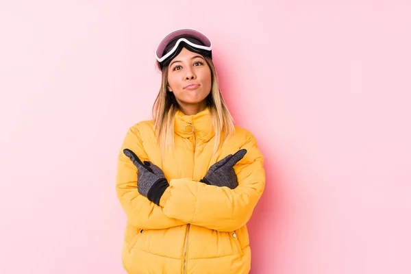 Young Caucasian Woman Wearing Ski Clothes Pink Background Points Sideways — Stock Photo, Image