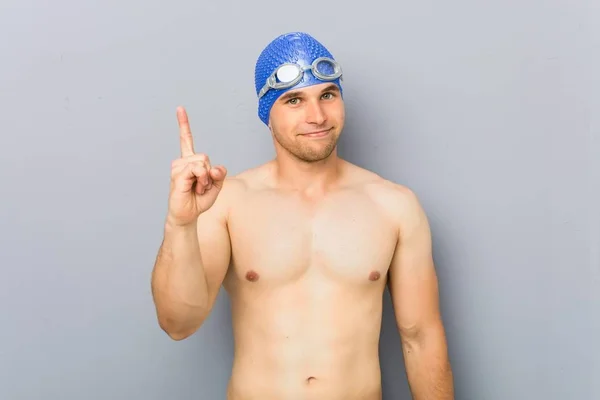 Jovem Nadador Profissional Mostrando Número Com Dedo — Fotografia de Stock