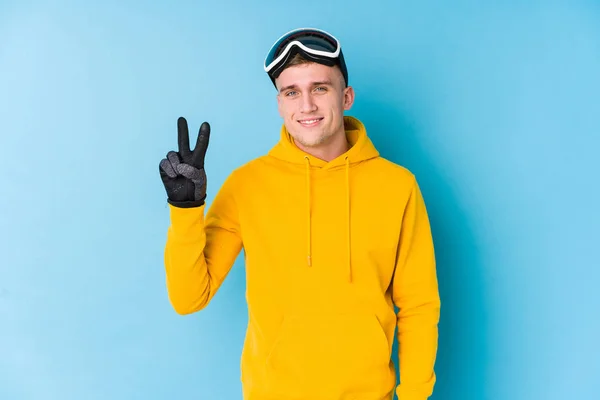 年轻的滑雪者用手指展示了二号 — 图库照片