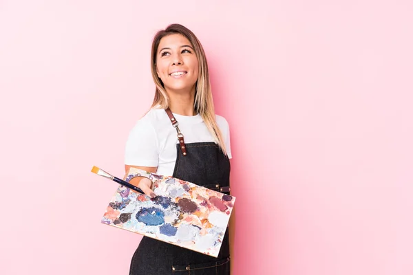 Joven Artista Caucásica Sosteniendo Una Paleta Aislada Mira Lado Sonriente —  Fotos de Stock