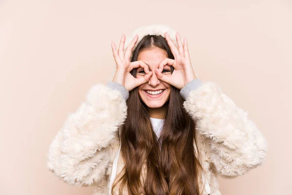 Giovane Donna Caucasica Posa Isolata Mostrando Segno Sopra Gli Occhi — Foto Stock