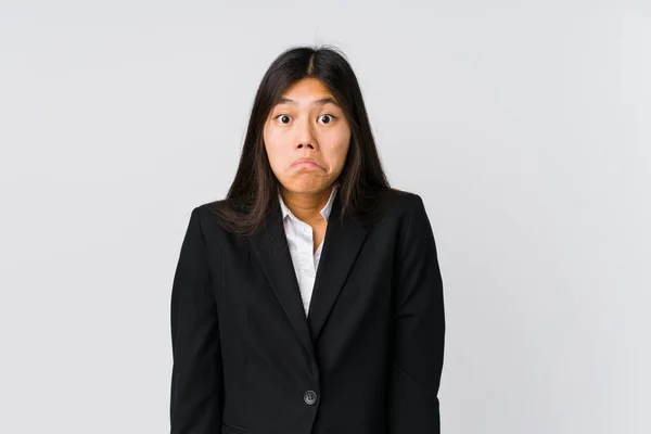 Ung Asiatisk Business Kvinde Trækker Skuldre Åbne Øjne Forvirret - Stock-foto