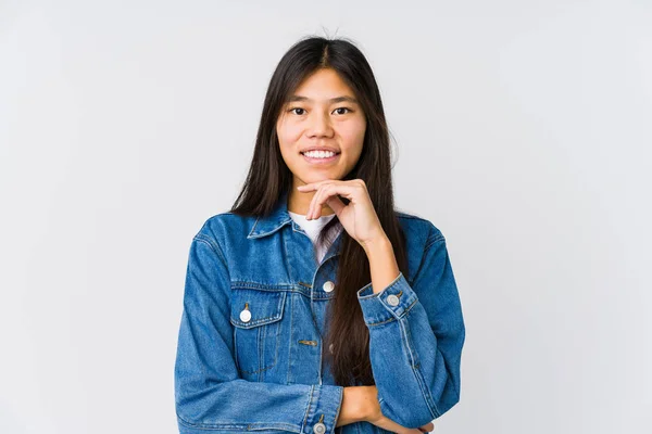 Jovem Mulher Asiática Sorrindo Feliz Confiante Tocando Queixo Com Mão — Fotografia de Stock