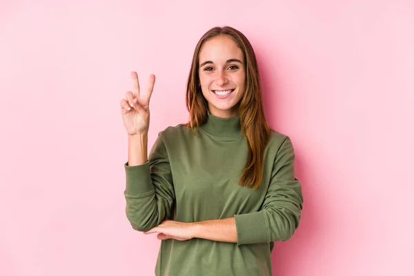 Genç Beyaz Kadın Izole Edilmiş Poz Veriyor Numarayı Parmaklarıyla Gösteriyor — Stok fotoğraf