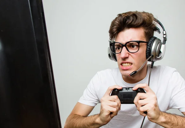 Adolescente Caucásico Hombre Jugando Juegos Ordenador —  Fotos de Stock