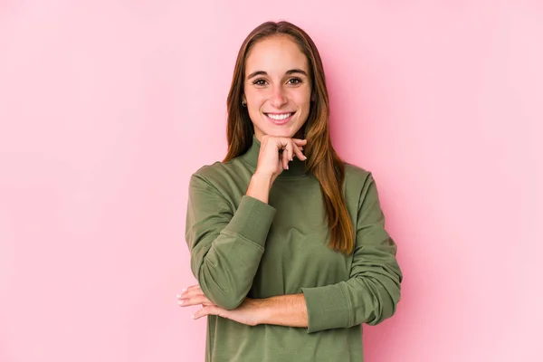 Joven Mujer Caucásica Posando Aislada Sonriendo Feliz Confiada Tocando Barbilla —  Fotos de Stock