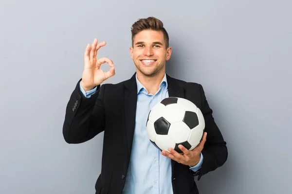 Νεαρός Προπονητής Ποδοσφαίρου Χαρούμενος Και Σίγουρος Δείχνει Χειρονομία — Φωτογραφία Αρχείου