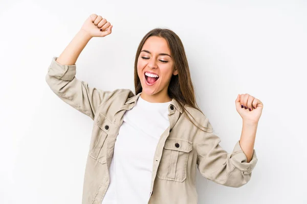 Mujer Caucásica Joven Aislada Celebrando Día Especial Salta Levanta Los — Foto de Stock