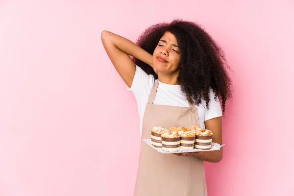 Jovem Pasteleiro Afro Mulher Segurando Cupcakes Isoladojovem Padeiro Afro Tocando — Fotografia de Stock