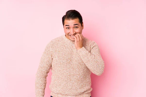 Junge Kurvige Mann Posiert Einem Rosa Hintergrund Isoliert Beißen Fingernägel — Stockfoto