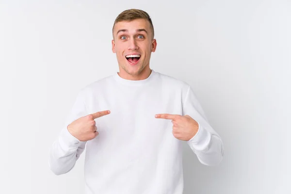 Νεαρός Καυκάσιος Άνδρας Λευκό Φόντο Έκπληκτος Δείχνοντας Δάχτυλο Χαμογελώντας Ευρέως — Φωτογραφία Αρχείου