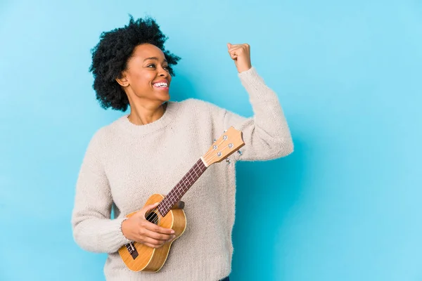 Ung Afrikansk Amerikansk Kvinna Spelar Ukelele Isolerad Höja Knytnäve Efter — Stockfoto