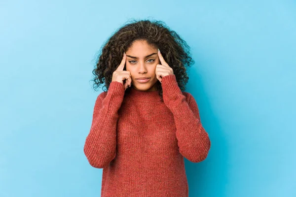 Jovem Afro Americana Cabelo Encaracolado Mulher Focada Uma Tarefa Mantendo — Fotografia de Stock