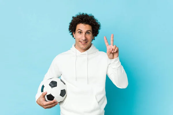 Homem Desportivo Segurando Uma Bola Futebol Mostrando Sinal Vitória Sorrindo — Fotografia de Stock