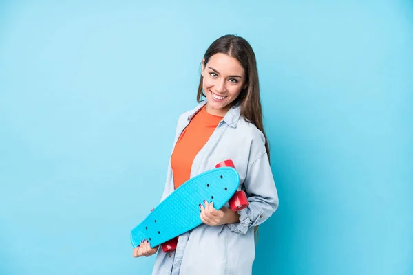 Giovane Donna Skater Caucasico Isolato Sfondo Blu — Foto Stock