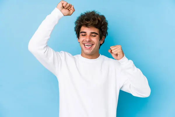 Jonge Blanke Man Tegen Een Blauwe Achtergrond Geïsoleerd Vieren Van — Stockfoto