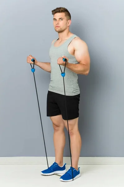 Genç fitness kafkas adam elastik bir bant ile pratik. — Stok fotoğraf