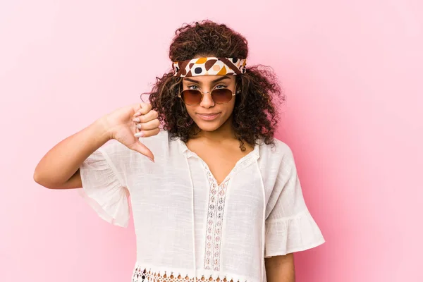 Young African American Hipster Woman Isolated Pink Background Showing Dislike — Stockfoto
