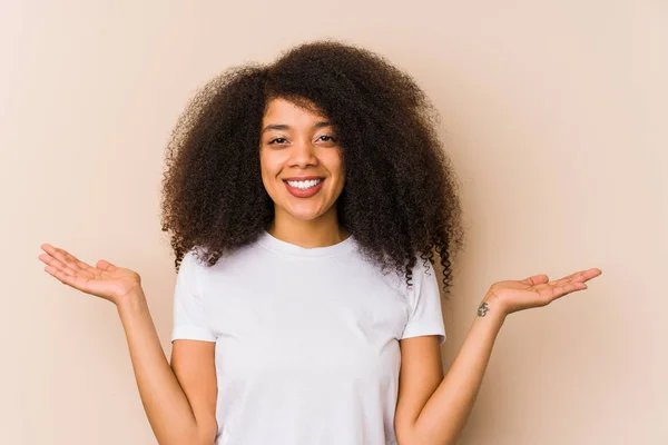 Mujer Afroamericana Joven Hace Escala Con Los Brazos Siente Feliz —  Fotos de Stock