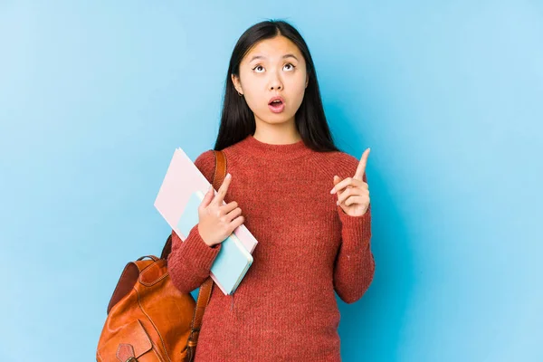 Νεαρή Κινέζα Μαθήτρια Απομονωμένη Που Δείχνει Ανάποδα Ανοιχτό Στόμα — Φωτογραφία Αρχείου