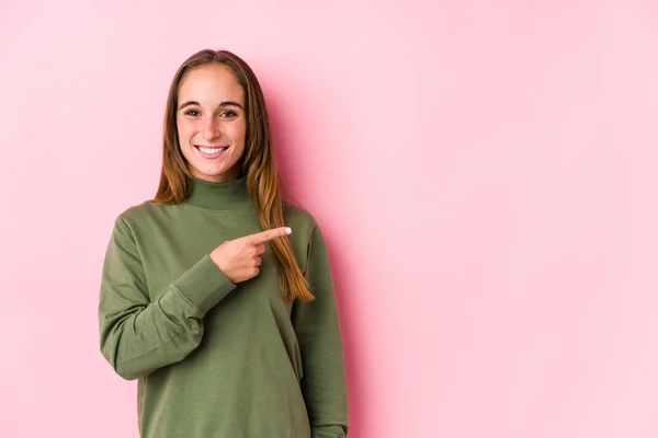 Young Caucasian Woman Posing Isolated Smiling Pointing Aside Showing Something — 스톡 사진