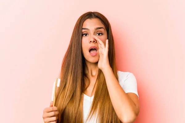 Νεαρή Λευκή Γυναίκα Που Κρατάει Οδοντόβουρτσα Φωνάζοντας Ενθουσιασμένη Μπροστά — Φωτογραφία Αρχείου