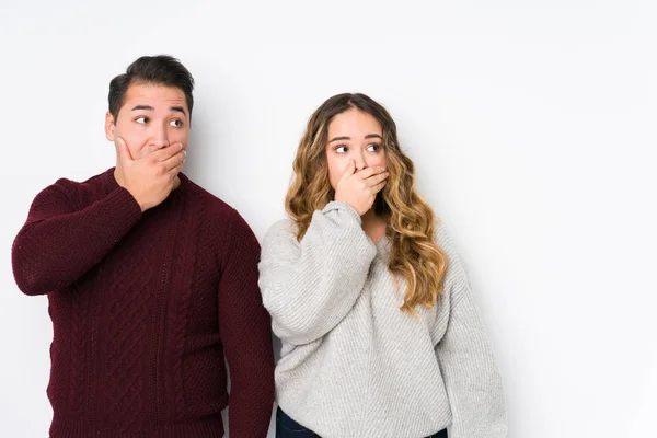 Casal Jovem Posando Fundo Branco Pensativo Olhando Para Espaço Cópia — Fotografia de Stock