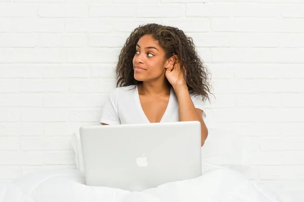 Jonge Afrikaanse Amerikaanse Vrouw Zitten Het Bed Met Laptop Proberen — Stockfoto