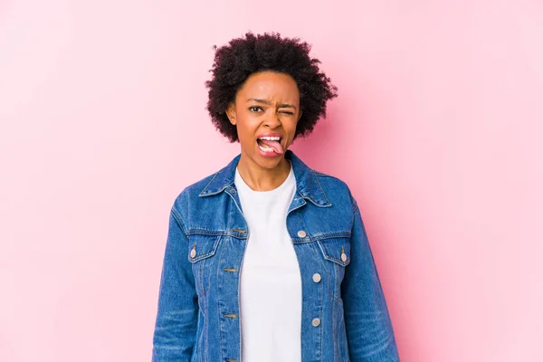 Jeune Femme Afro Américaine Contre Fond Rose Isolé Drôle Amical — Photo